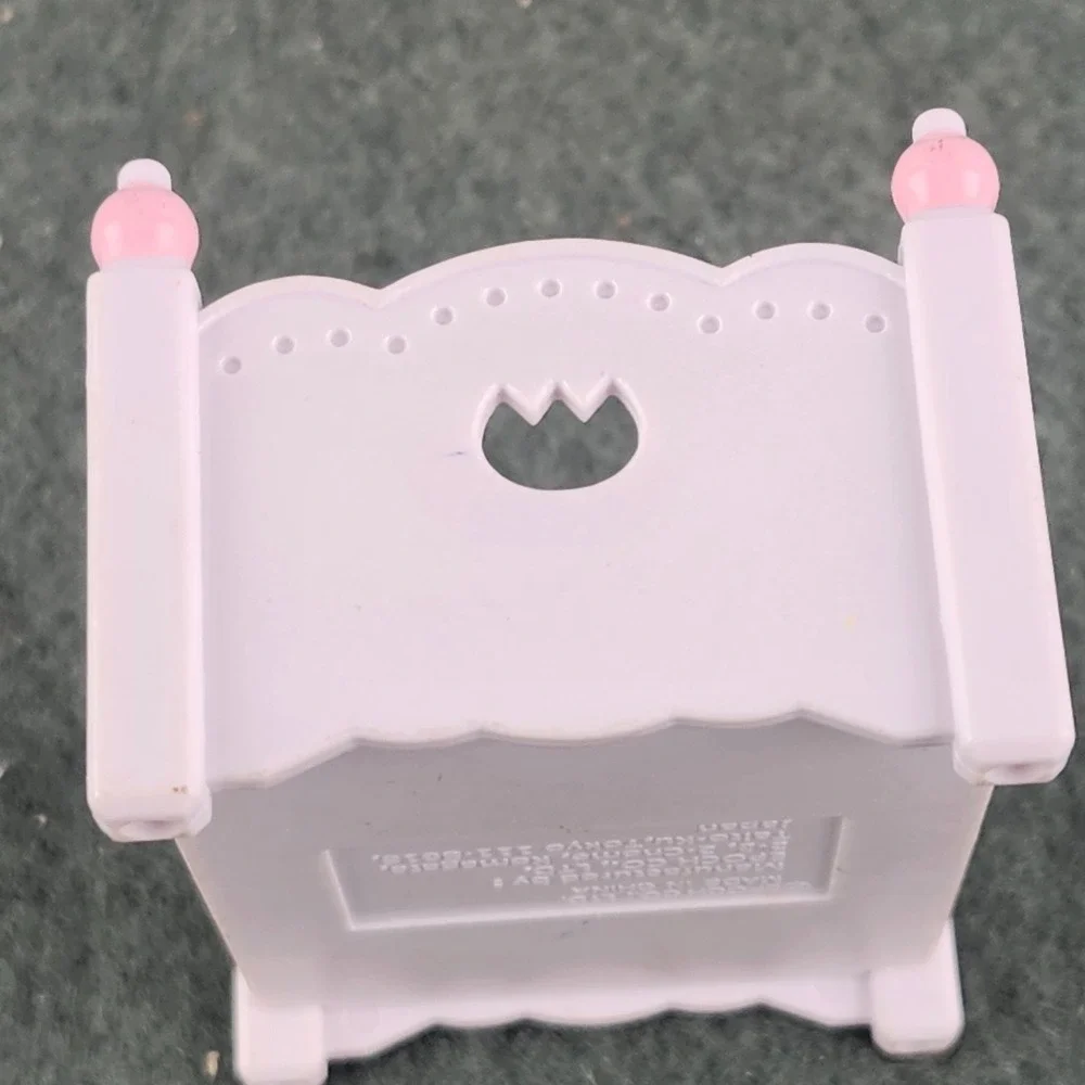 Sylvanian Families Baby Persian Cat & Nursery Uniform Calico Critters Baby Bed